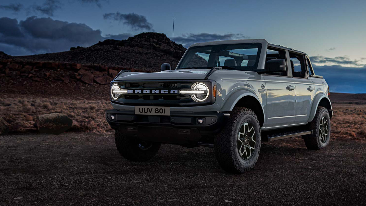 Ford Bronco in einer nächtlichen Aufnahme mit Fokus auf Beleuchtung und Silhouette