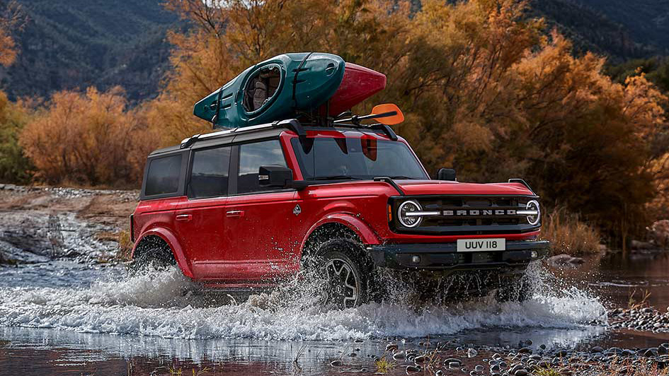 Ford Bronco Seitenansicht im flachen Meerwasser, Offroad-Szene am Strand