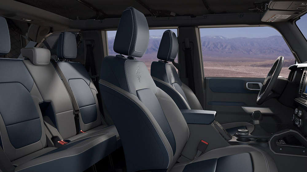 Ford Bronco mit Vordersitzen in Leder-Vinyl-Kombination und Sitzheizung