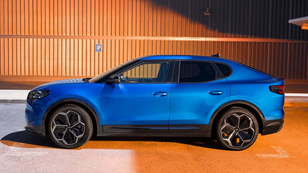 Seitenansicht des Elektro-Crossovers Ford Capri