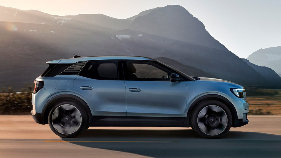 Seitenansicht eines Ford Explorer EV mit Bergen im Hintergrund