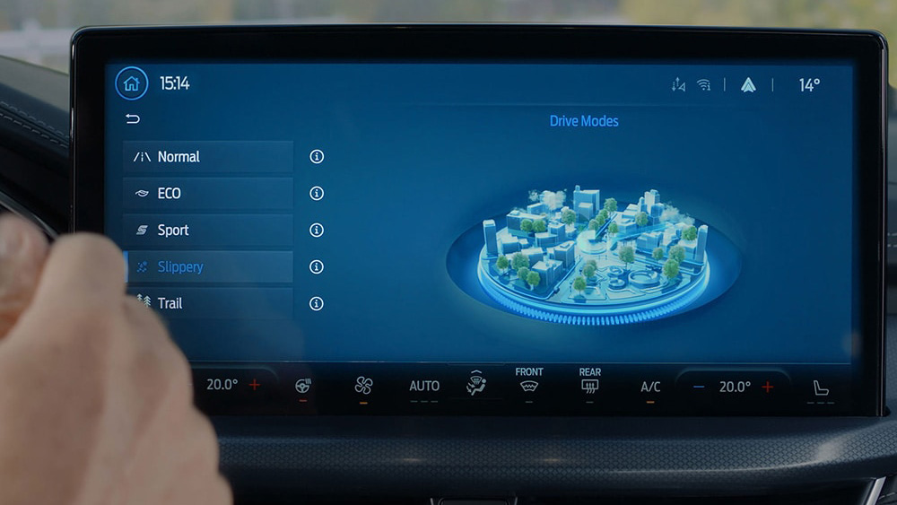 Nahaufnahme des Displays im Innenraum eines blauen Ford Focus