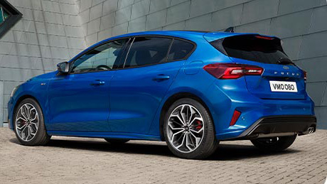 Blauer Ford Focus, auf der Straße geparkt