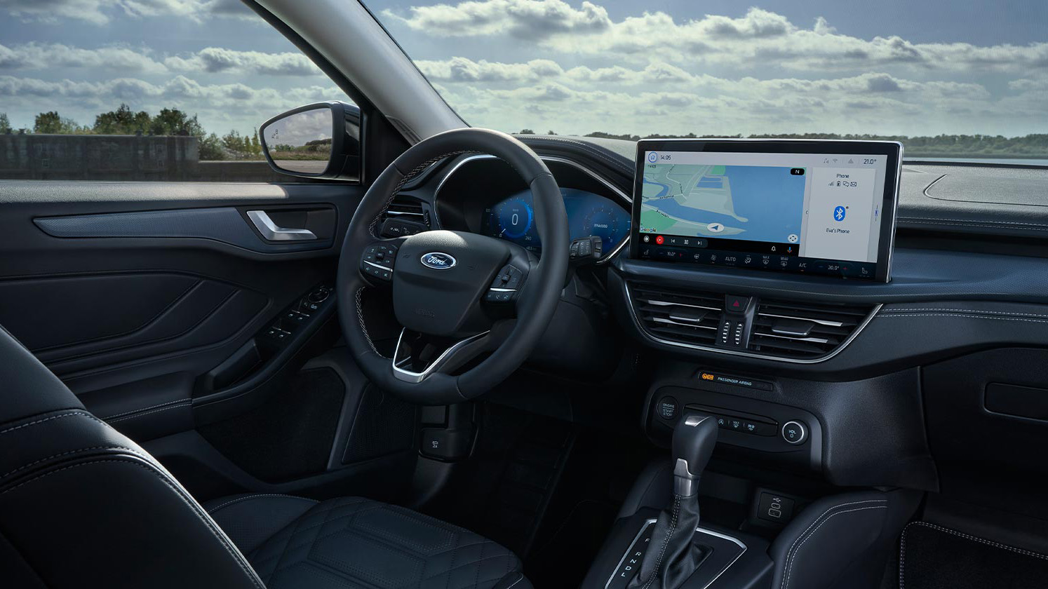 Innenraum eines blauen Ford Focus mit Cockpit und Lenkrad