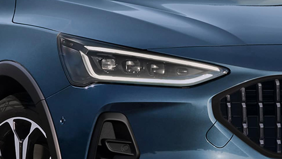 Nahaufnahme eines Scheinwerfers eines blauen Ford Focus