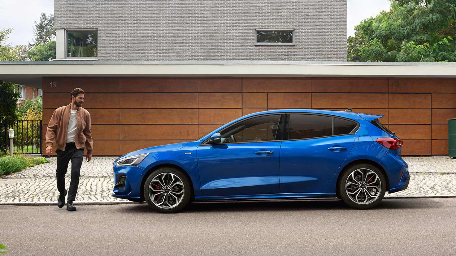 Seitenansicht eines blauen Ford Focus auf der Straße