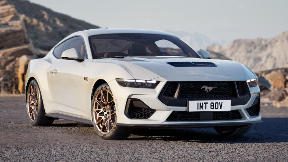 Helle Frontansicht eines Ford Mustang auf der Straße