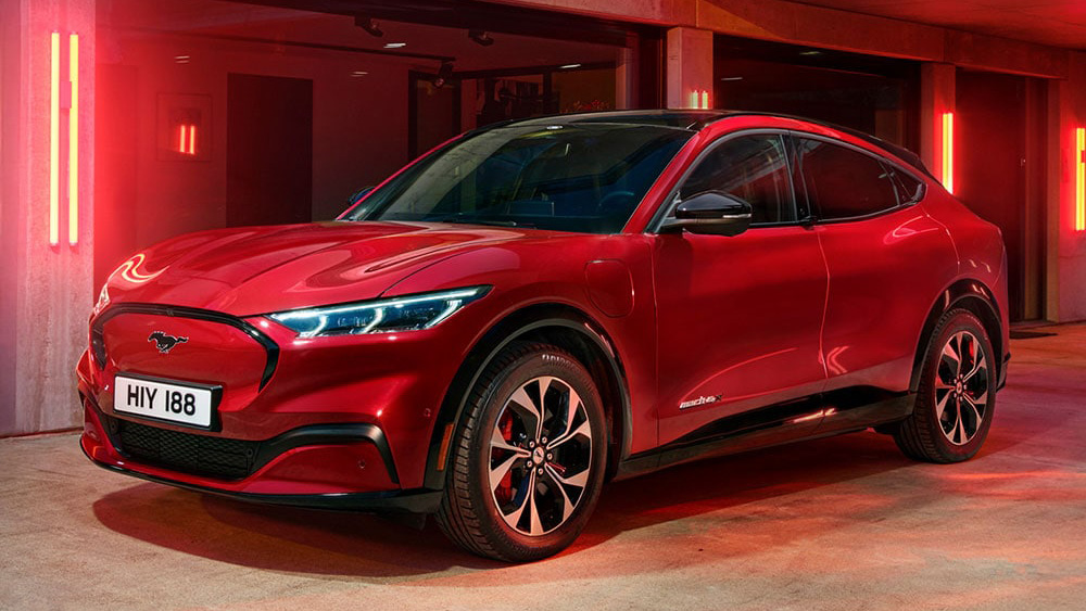 Roter Ford Mustang Mach-E in der Außenansicht in einer roten Umgebung