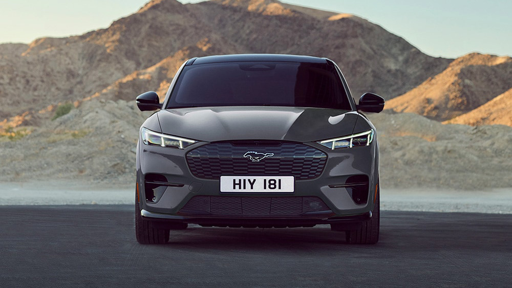 Ford Mustang Mach-E in der Frontansicht vor Bergkulisse