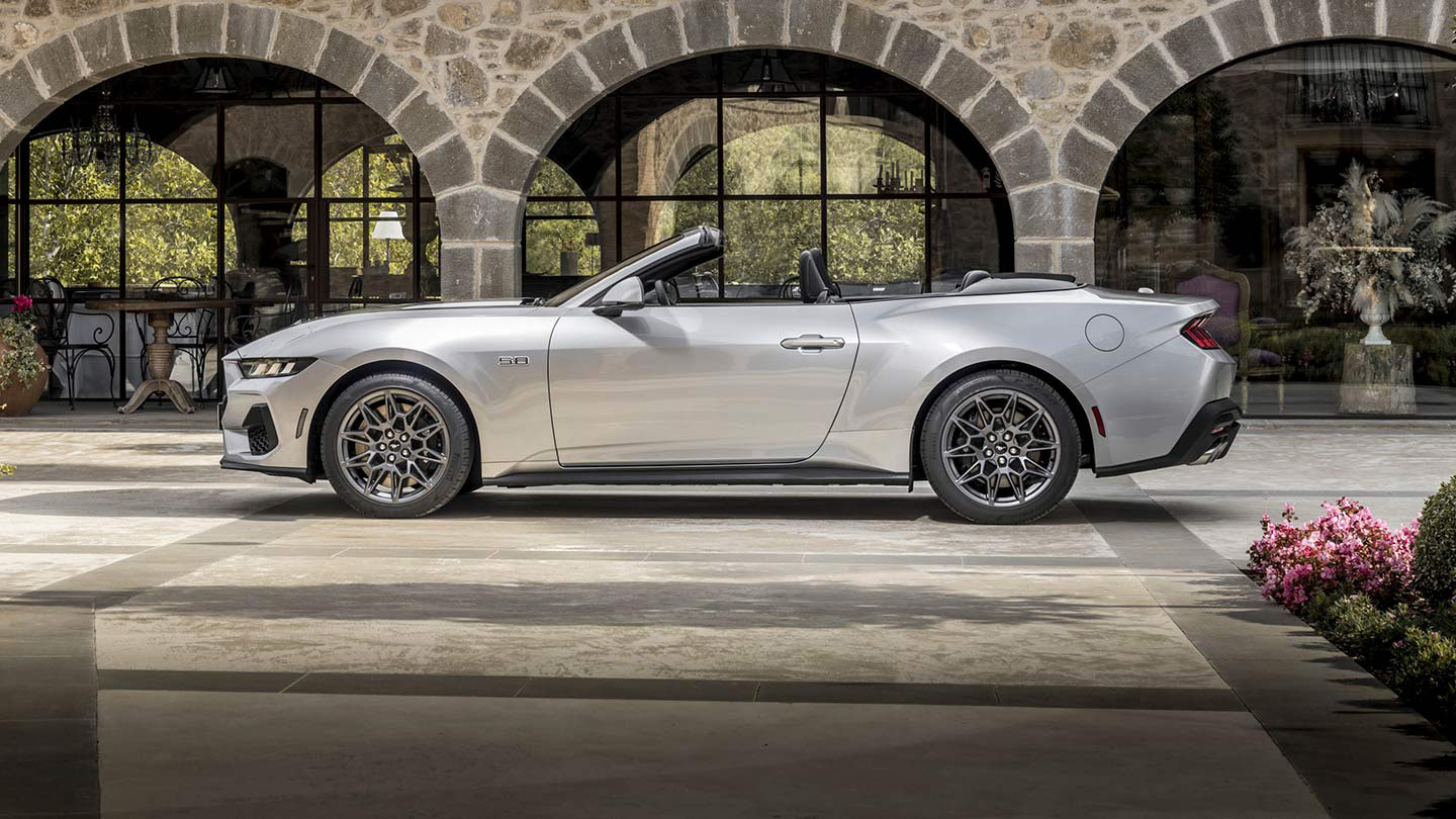 Helle Seitenansicht eines Ford Mustang