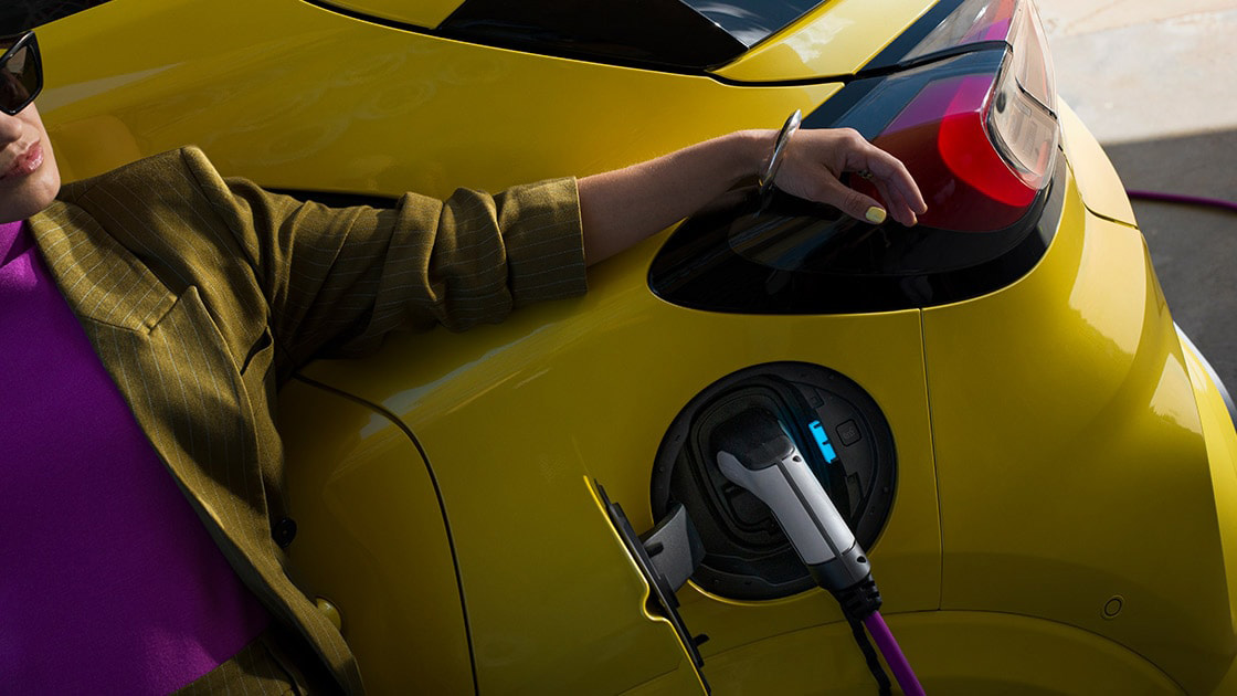 Gelber Ford Puma beim Laden