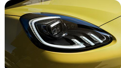 Gelber Ford Puma Gen-E mit eingeschaltetem Licht
