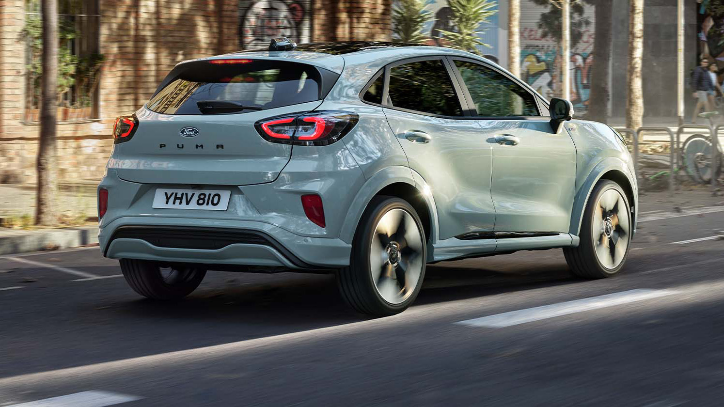 Heller Ford Puma fährt tagsüber auf der Straße.