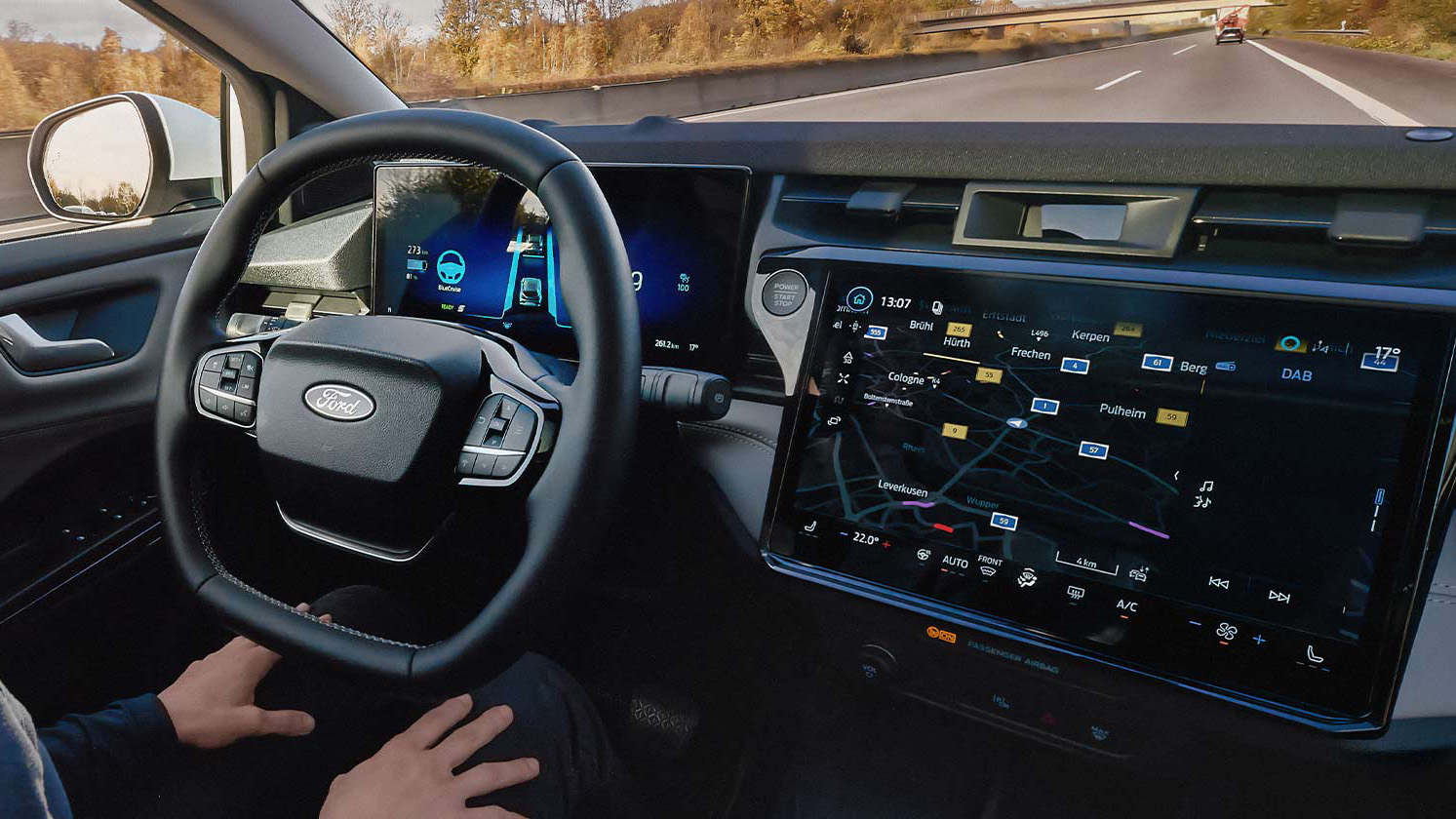 Innenraum eines Ford Puma mit Cockpit und Armaturenbrett