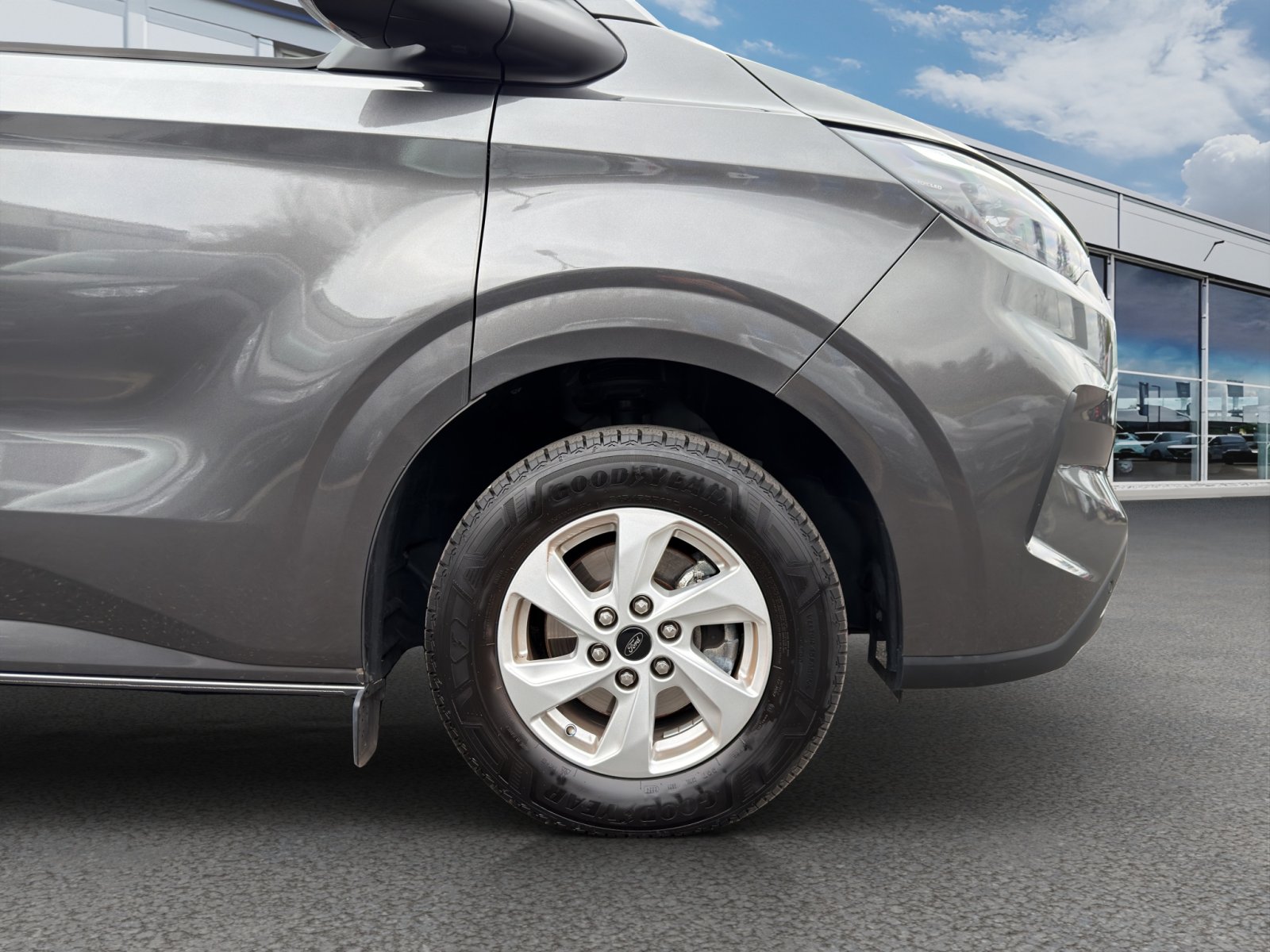 Fahrzeugabbildung Ford Tourneo Custom 320 L1 Tourneo Trend FWD