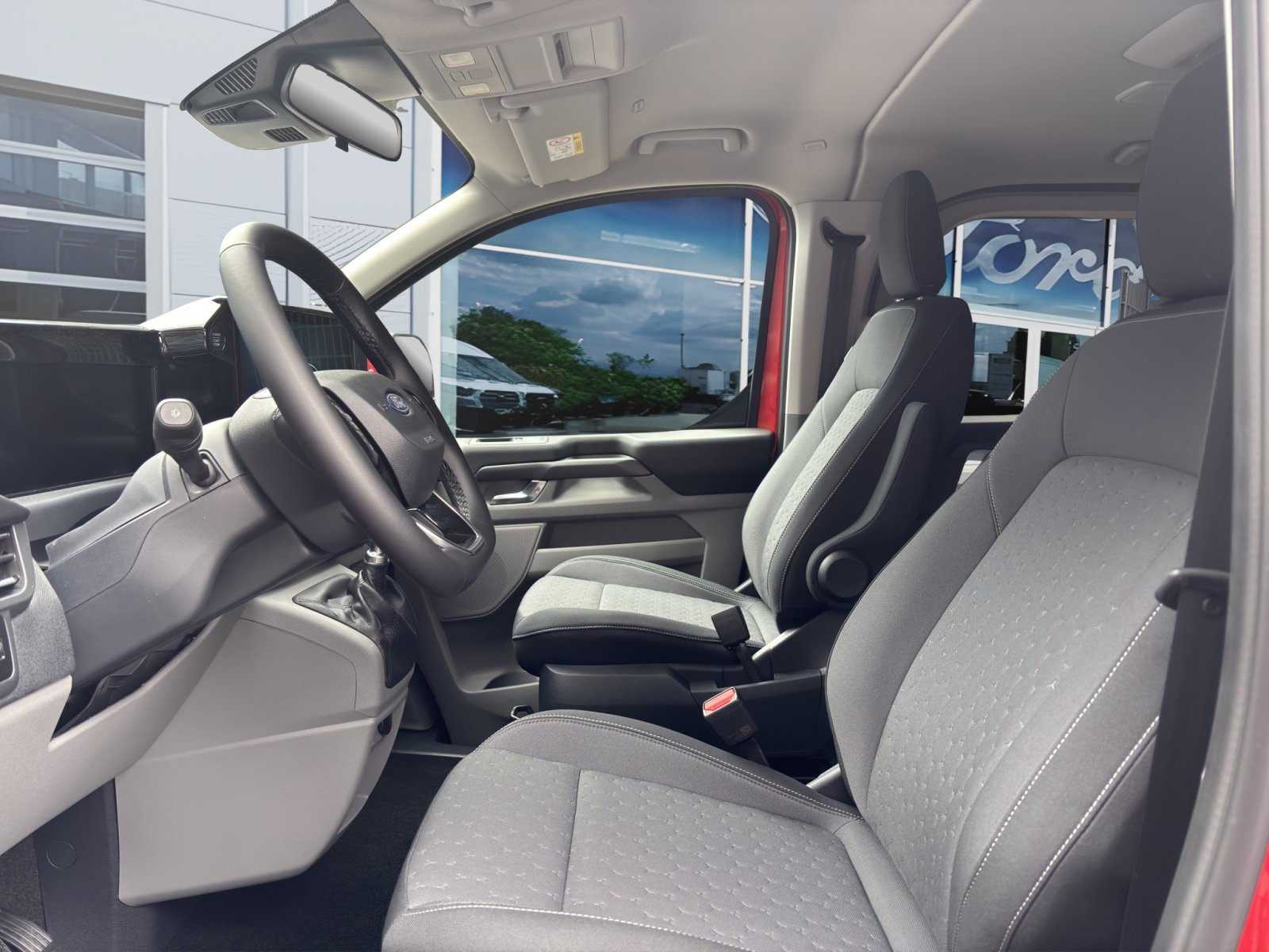 Fahrzeugabbildung Ford Tourneo Custom 2.0 Ecoblue 320 L1 Tourneo Titanium FWD