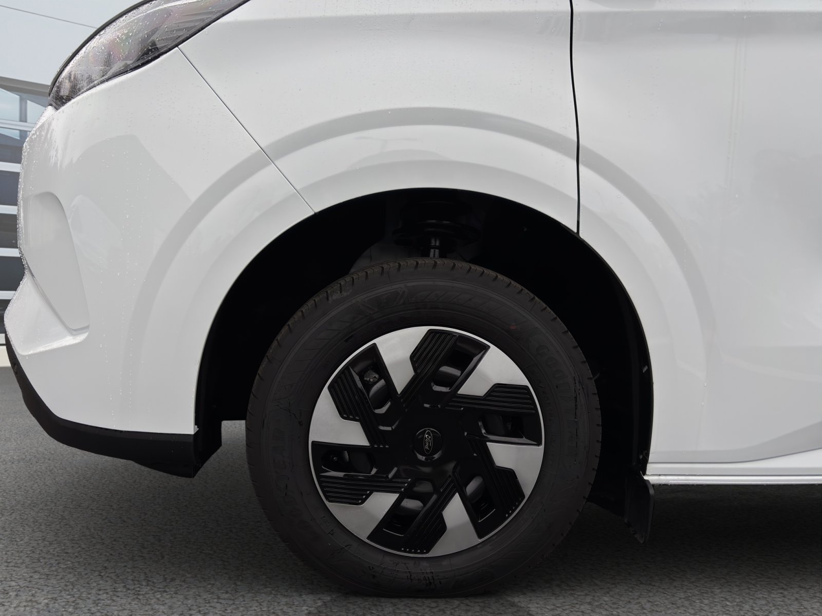 Fahrzeugabbildung Ford Transit Custom 320 L1 Trend FWD Plug-in Hybrid