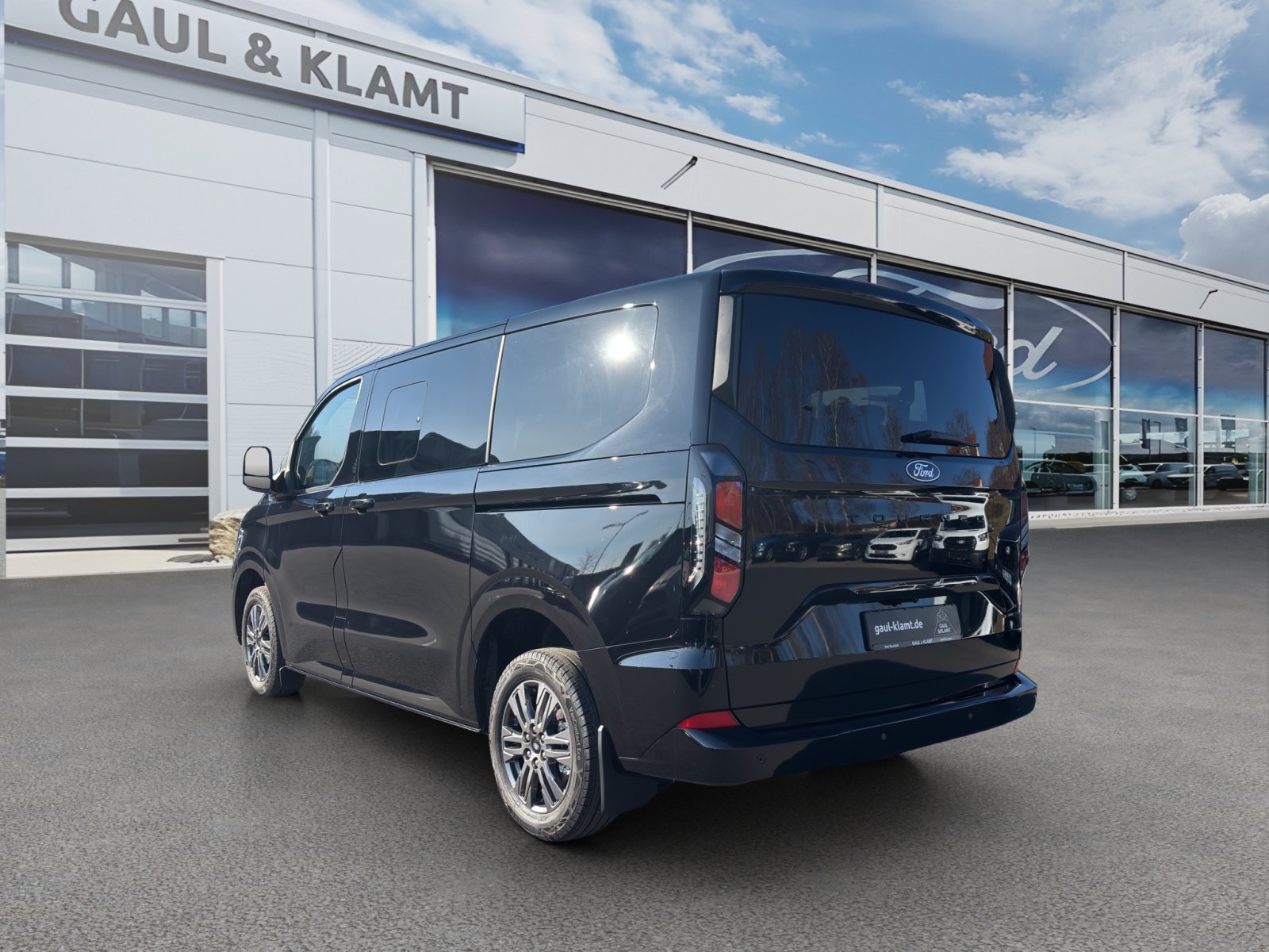Fahrzeugabbildung Ford Tourneo Custom 2.0 Ecoblue 320 L1 Tourneo Titanium FWD B&O Soundsystem