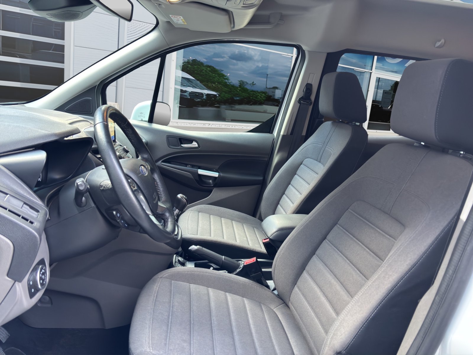 Fahrzeugabbildung Ford Grand Tourneo Titanium #Rückfahrkamera