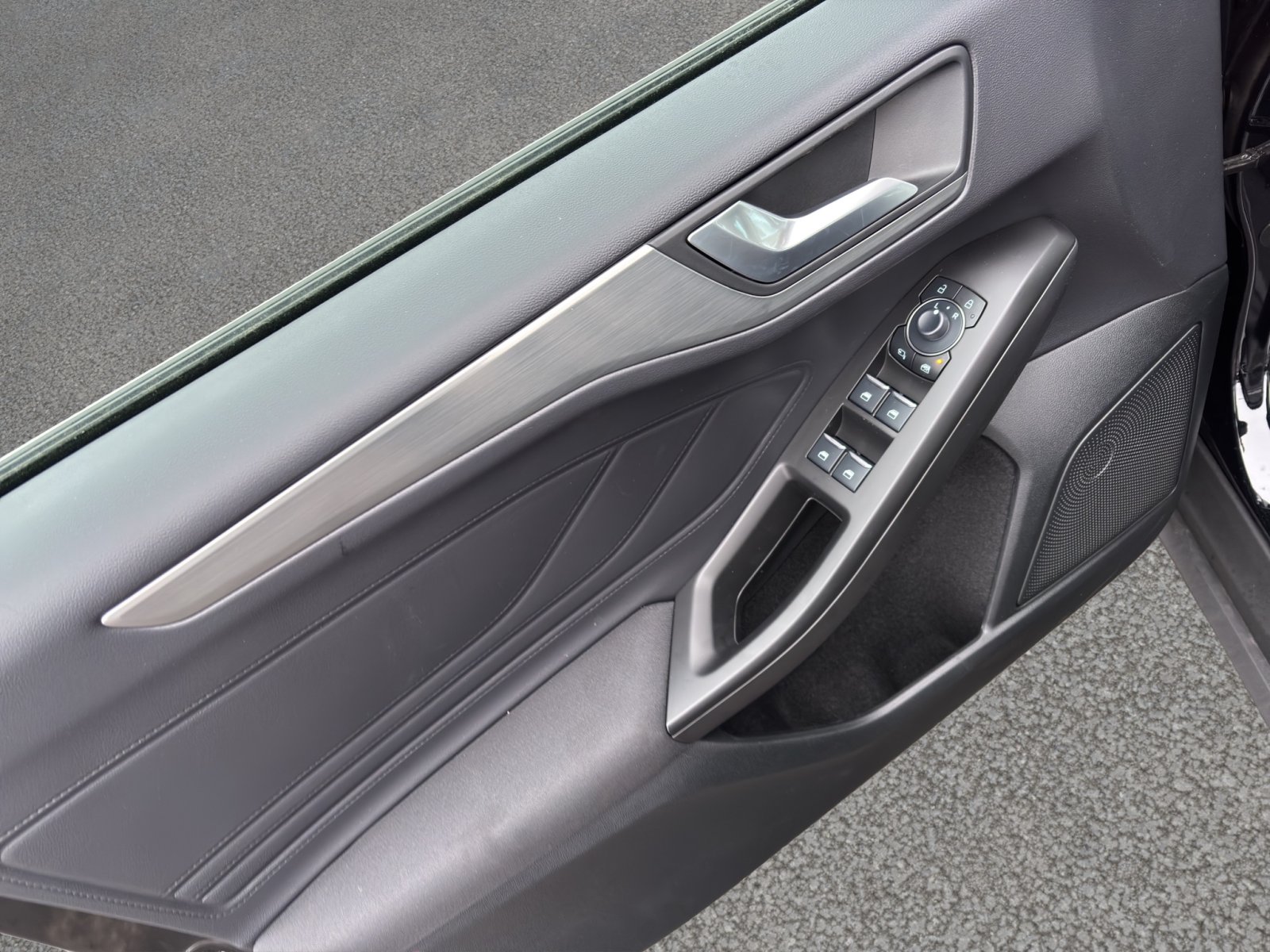Fahrzeugabbildung Ford Focus 1.0 Ecoboost Titanium ##Easy-Parking-Paket