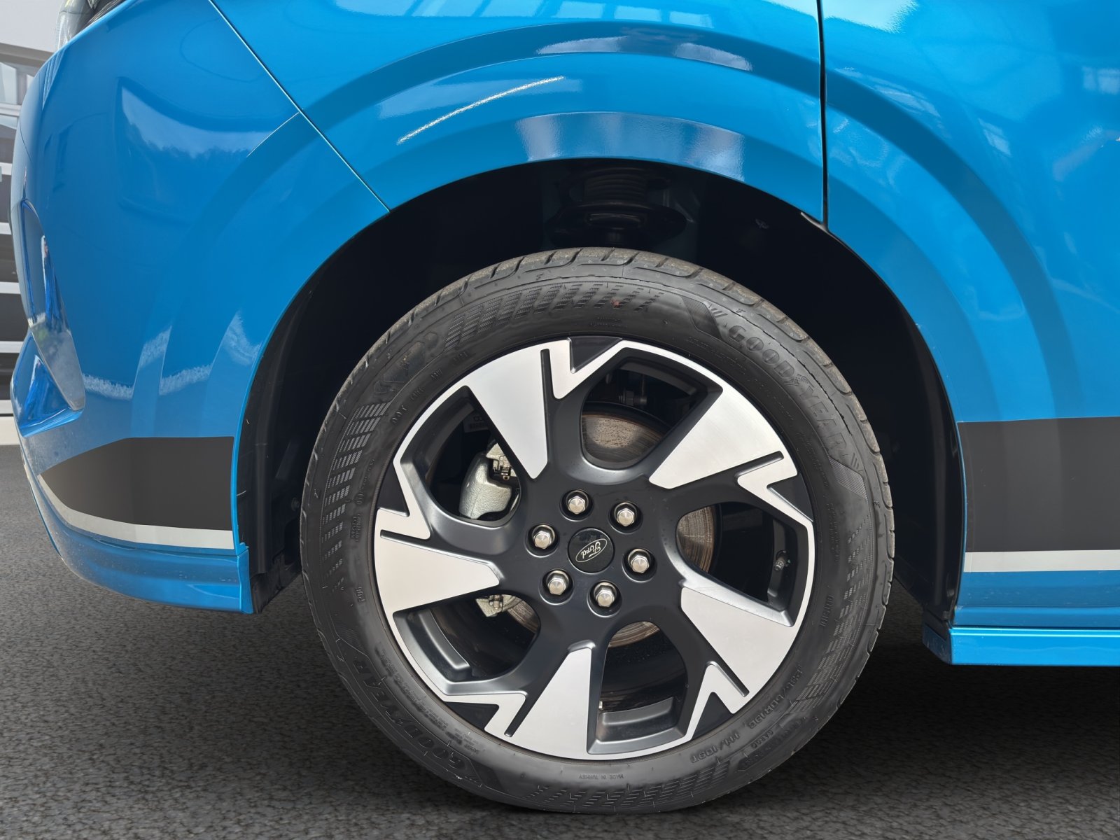 Fahrzeugabbildung Ford Tourneo Custom Elektro eMotor 340 L1 #Sport #RWD #sofort