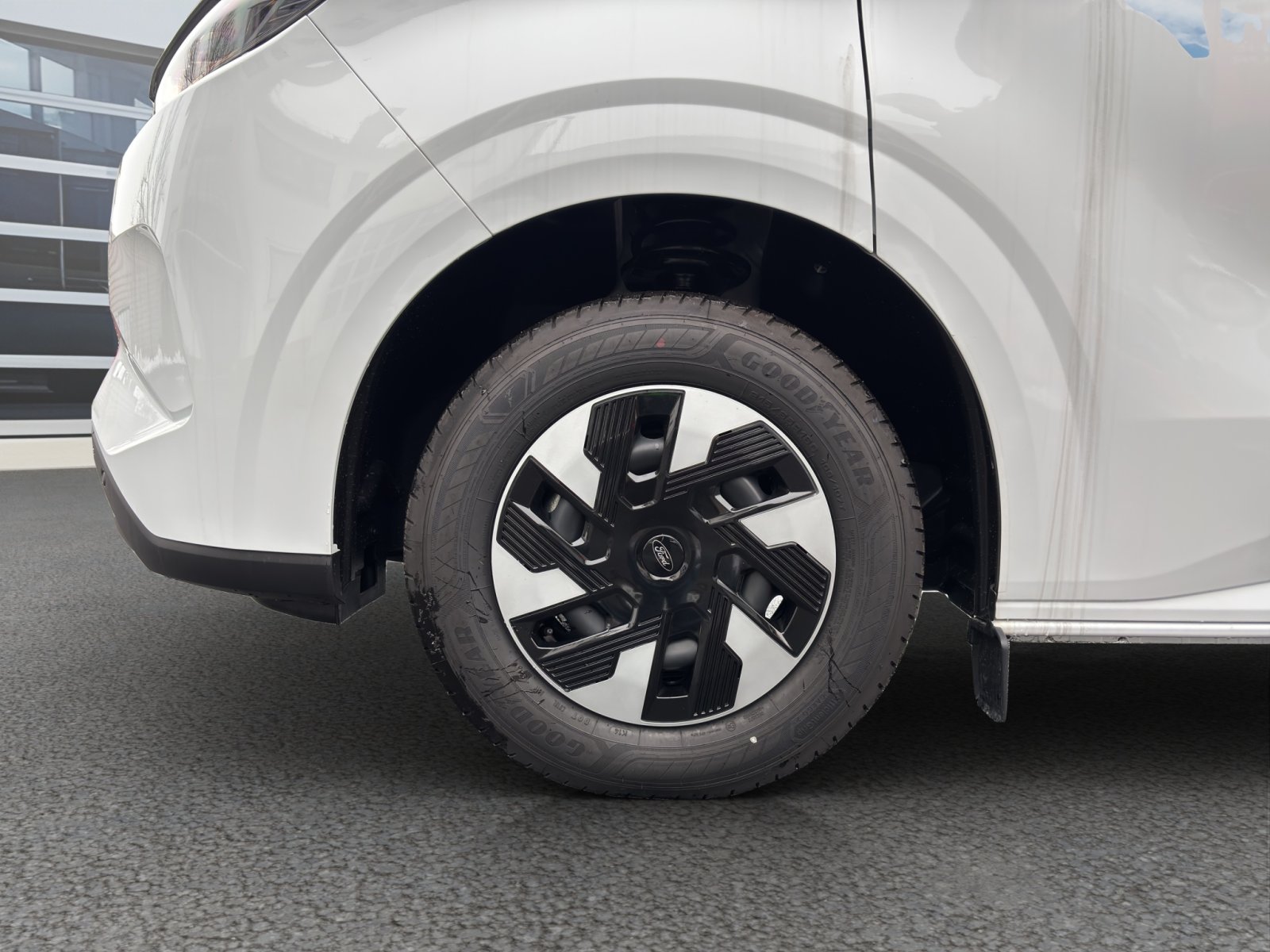 Fahrzeugabbildung Ford Transit Custom 2.5 PHEV 320 L1 Trend FWD Plug-in Hybrid