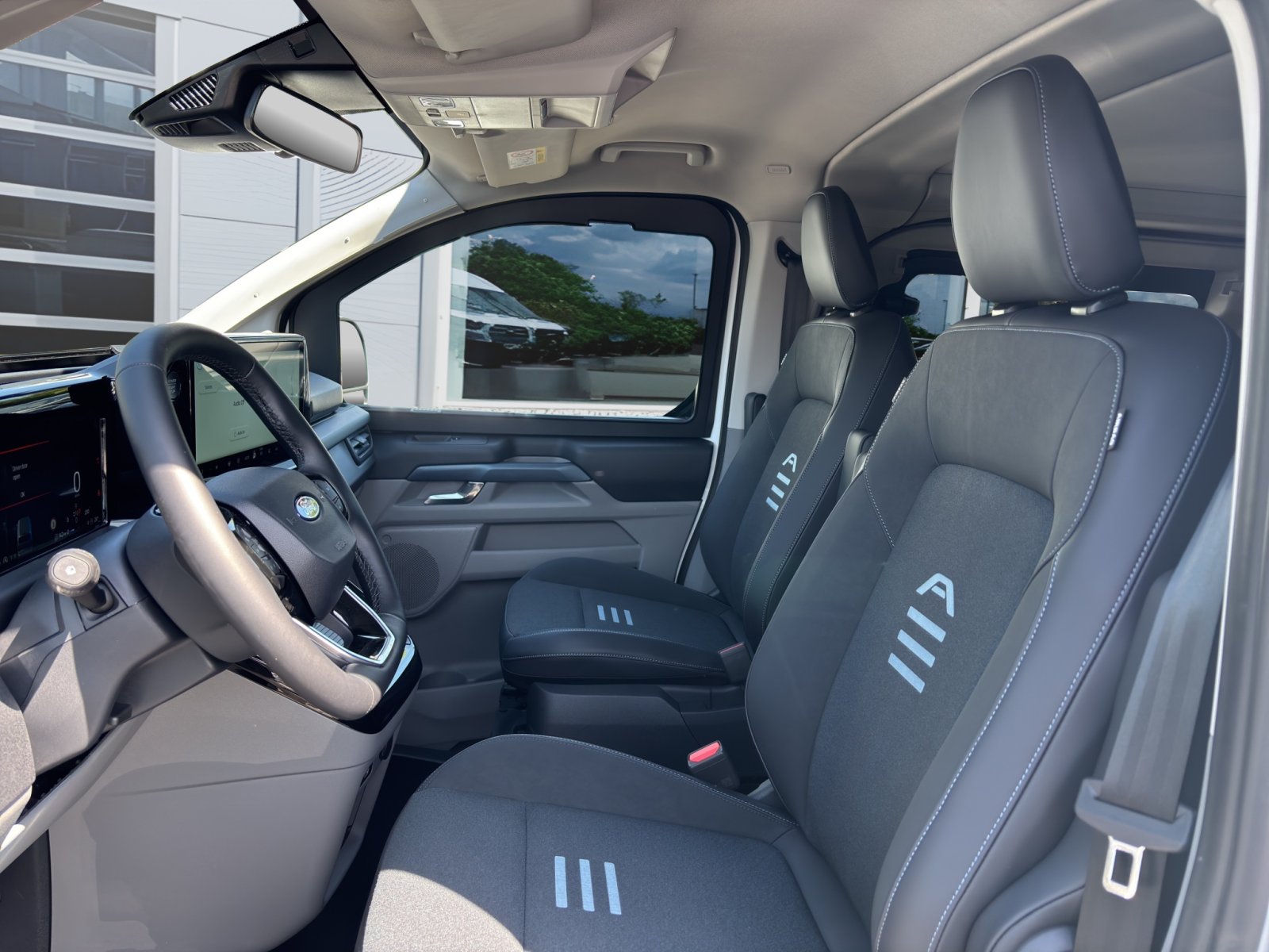Fahrzeugabbildung Ford Transit Custom Nugget 320 L2 Titanium Aufstelldach FWD